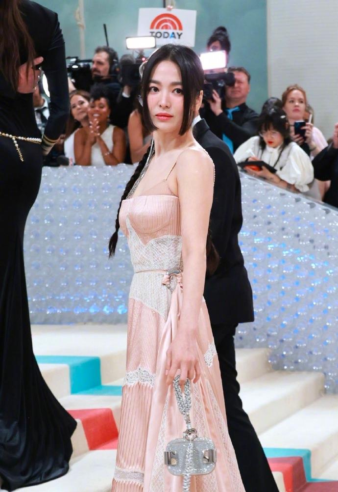 纹身 Met Gala：蔡徐坤拿扇子获好评，宋慧乔公主切超美
