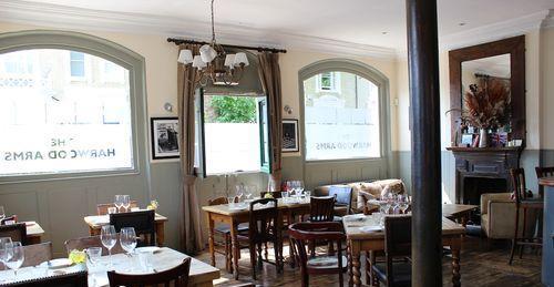 菲利普亲王|做英国女王替身34年,她一分不取,气质像到连女王丈夫都牵错手