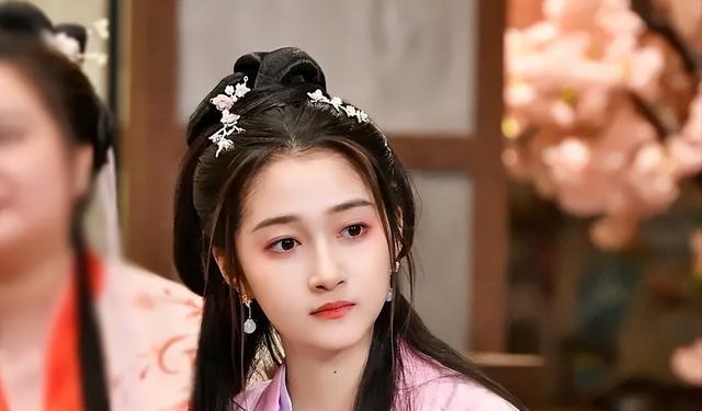 表面是艺人,实则背景通天的4位女星,她们最不怕的就是潜规则