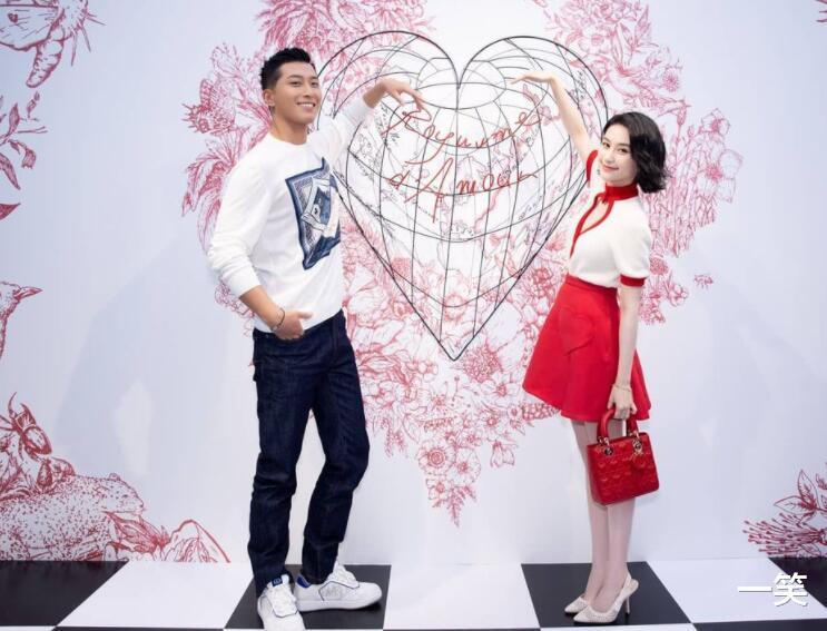 沈春阳|网传窦骁何超莲女儿出生,何超莲晒“一家三口”同框合照疑回应