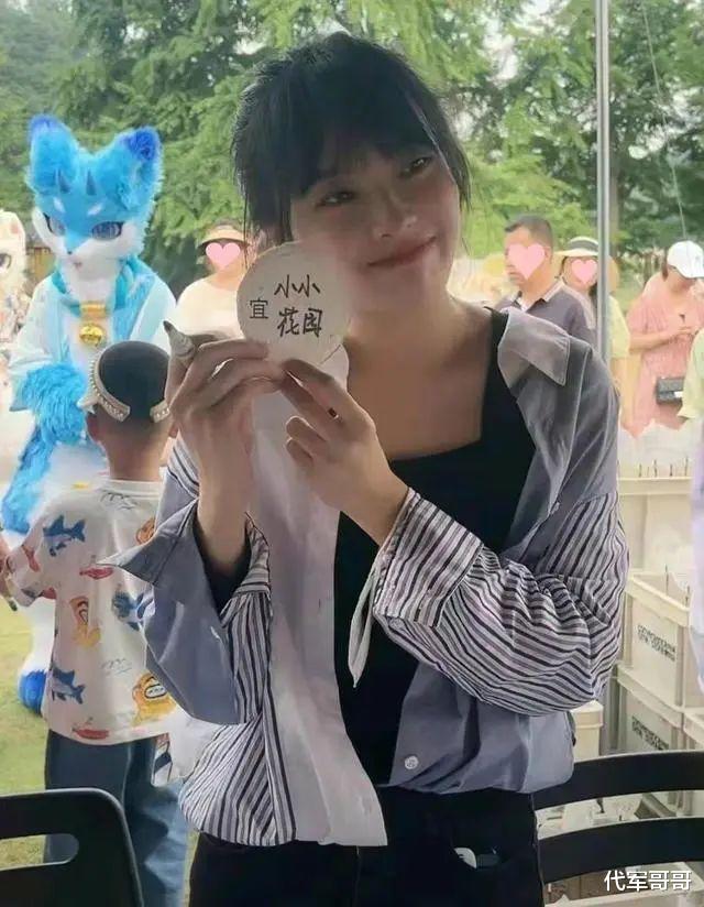 事实证明,现身小杨哥直播间的黄老师,已经走上了另一条大道