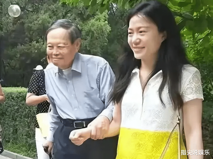 101岁杨振宁外出爬山,翁帆挺大肚陪同,18亿财产到手早想好退路