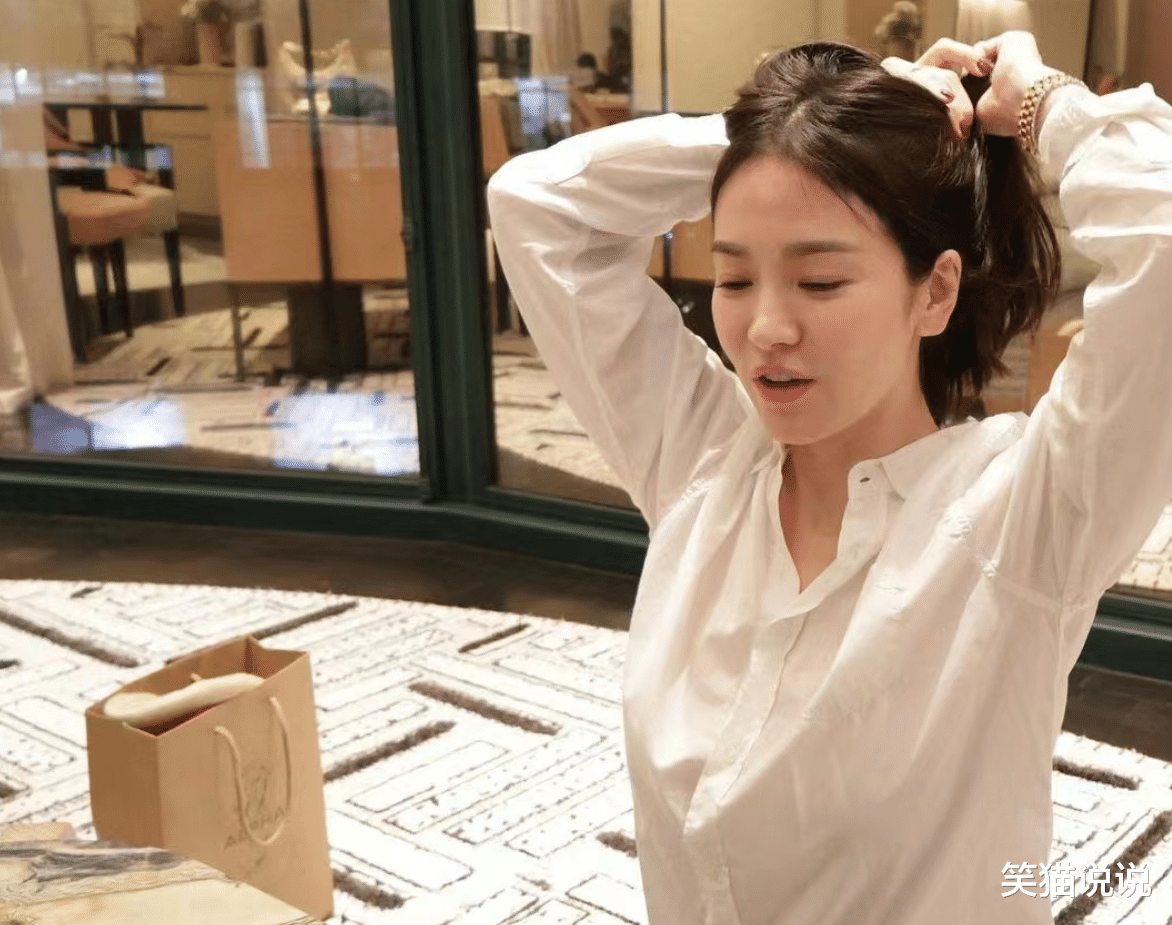 宋慧乔晒照嘟嘴卖萌很可爱!品牌方晒与乔妹合照:两人贴脸合照好开心!