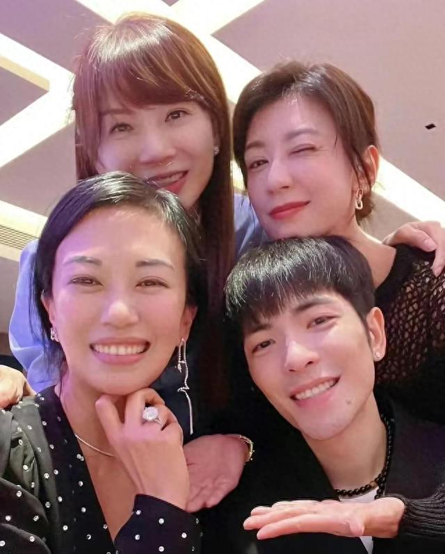 萧敬腾林有慧领证画面曝光,看得忍不住嘴角上扬,嗑到了!