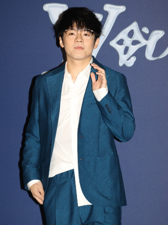 LV秀直击：宋仲基朱一龙穿裙，发嫂一脖子珠宝，香港顶流睡衣上阵