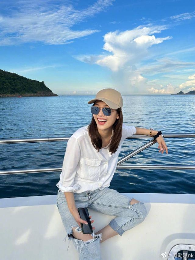 香港女神现身上海迪士尼貌如少女!3岁儿子颜高,49岁二婚老公被赞逆生长