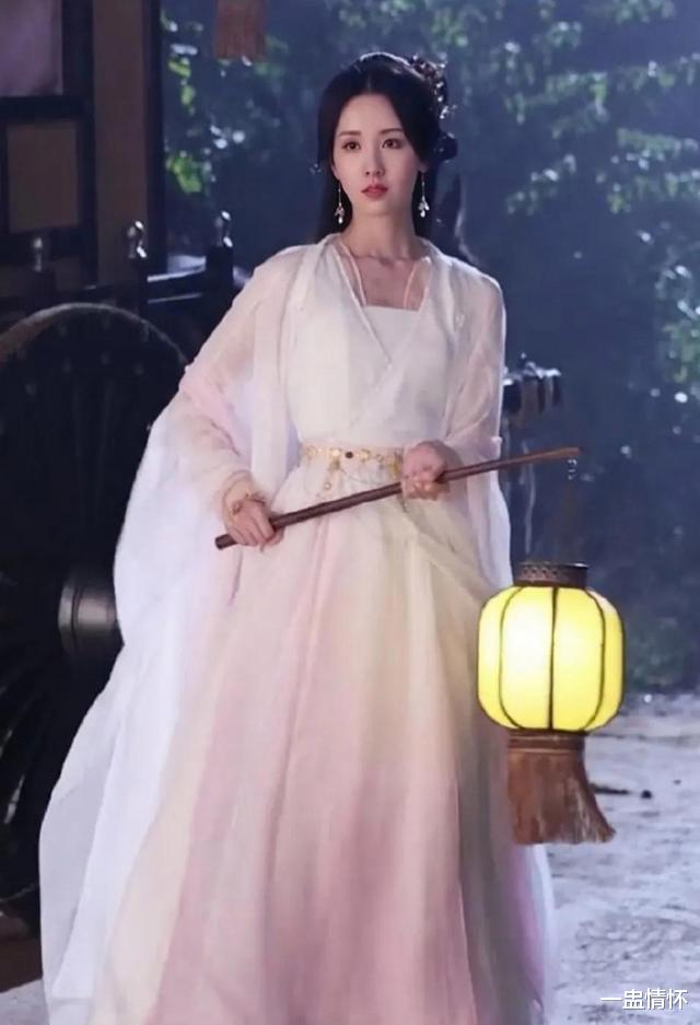 是风骨还是做戏？陈都灵拒绝资本搂腰另对方尴尬，结果秒被报复