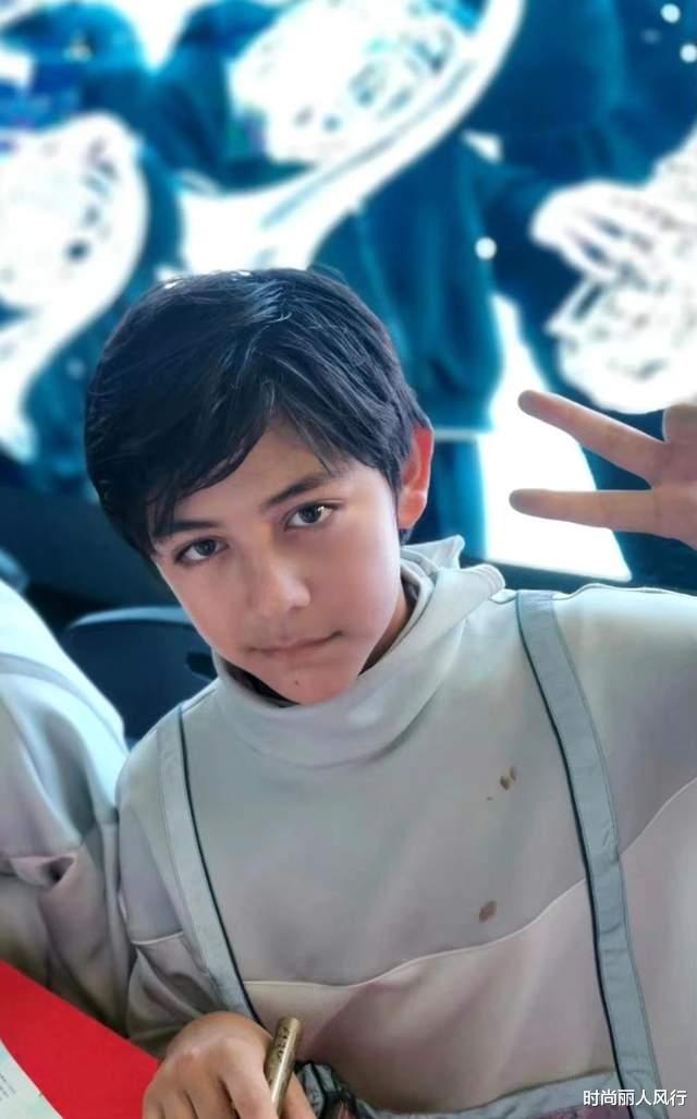 胡军 胡军全家参加婚礼！14岁儿子穿国货身高超183，老婆穿红裙真抢风头