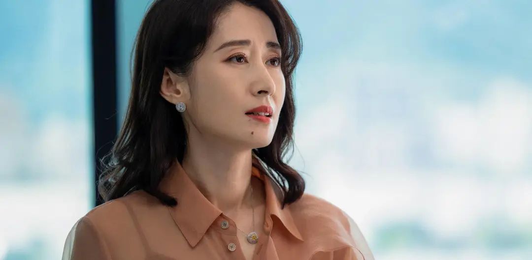 除了大嫂高叶之外，这5位开年爆火的“半老徐娘”， 长腿美背，越老越有韵味