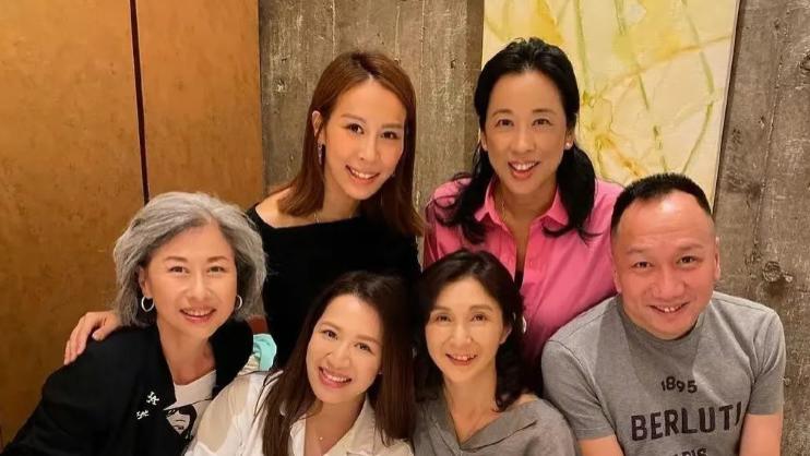 朱玲玲儿媳最新营业照！穿粉衣服扎马尾辫美翻，好衣品赶上婆婆了