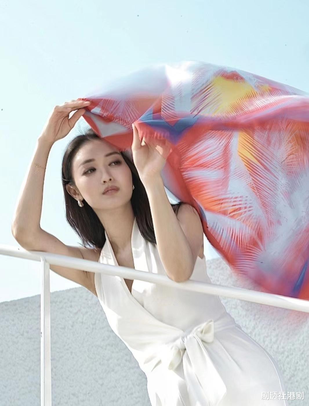 积极赚奶粉钱！TVB小花挺孕肚与老公拍广告，曝预产期还有一个月