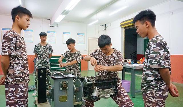 沙雕|职校毕业才发现,“趁着年轻学技术”可能是谎言,应聘技工也被嫌