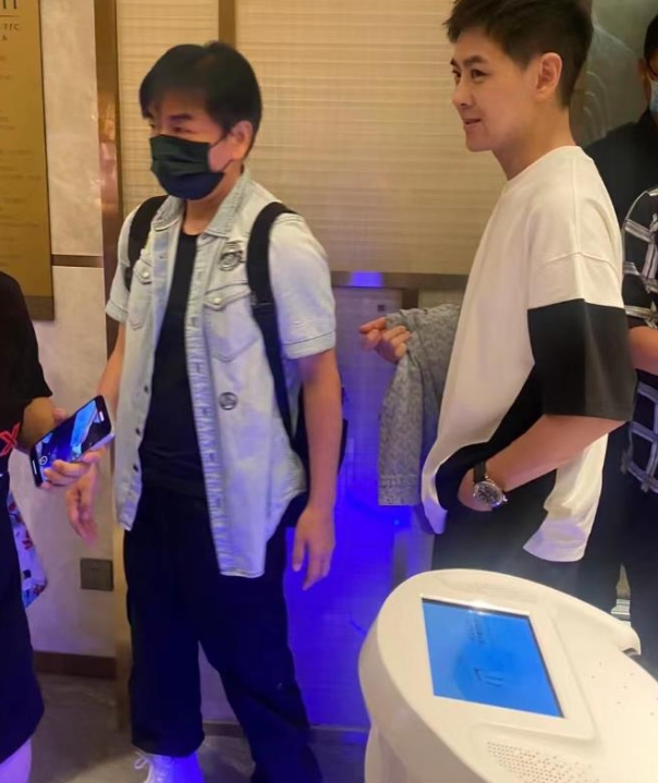 14岁Kimi侧面曝光!身材壮硕体重接近200斤,网友直言比爸爸显老