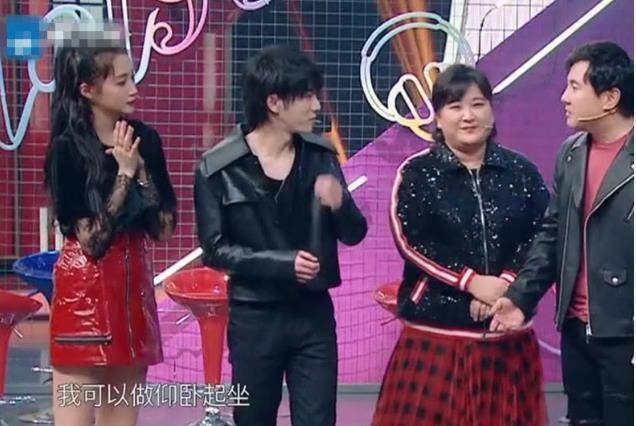 华晨宇节目中躺下时,忘记一旁关晓彤穿的是短裙,避嫌动作圈粉了