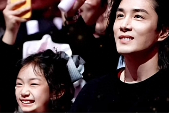 ?戚薇女儿近照惹争议！脸型大变，牙齿没矫正，网友：翻版易烊千玺