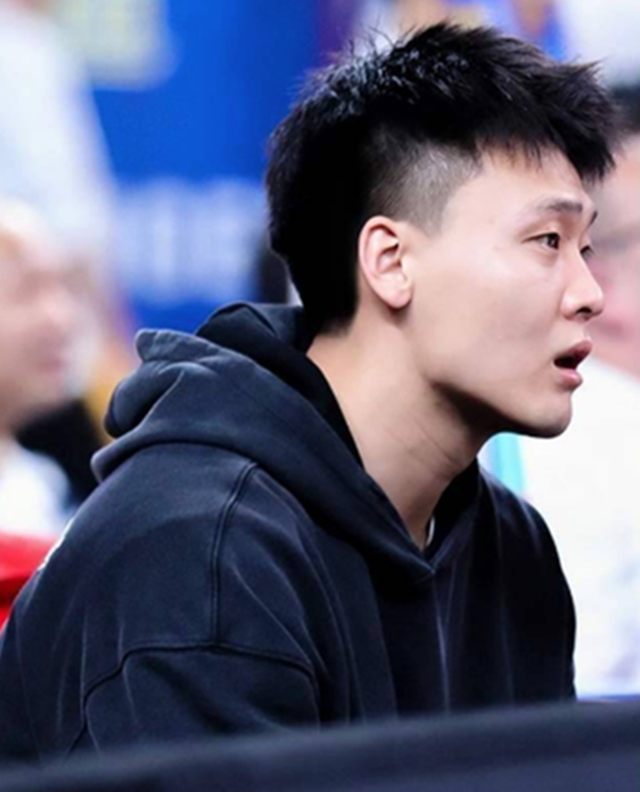 真是个多面手!赵睿烤羊肉串,边翻边撒料很专业,随后忍不住吃一串:真香