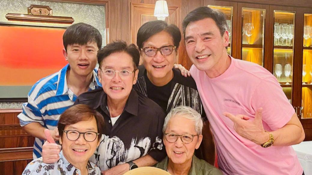 谢娜一家现身香港为好友庆生，张杰满脸褶子显憔悴，谭咏麟也在