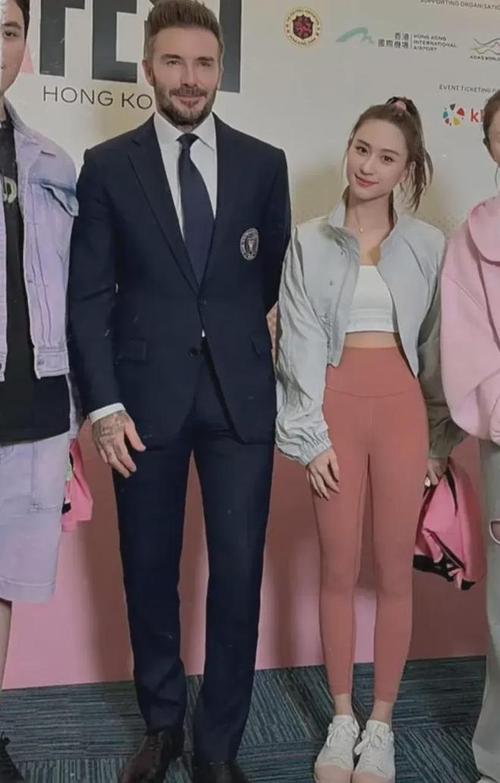 赌王千金何超莲惊现球场！网友热议：这身瑜伽裤装扮真的合适吗？