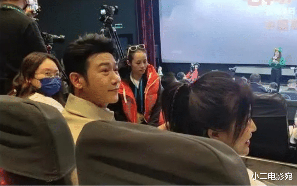 陆毅夫妇亮相路演，47岁鲍蕾面容沧桑，体态发福被质疑150斤