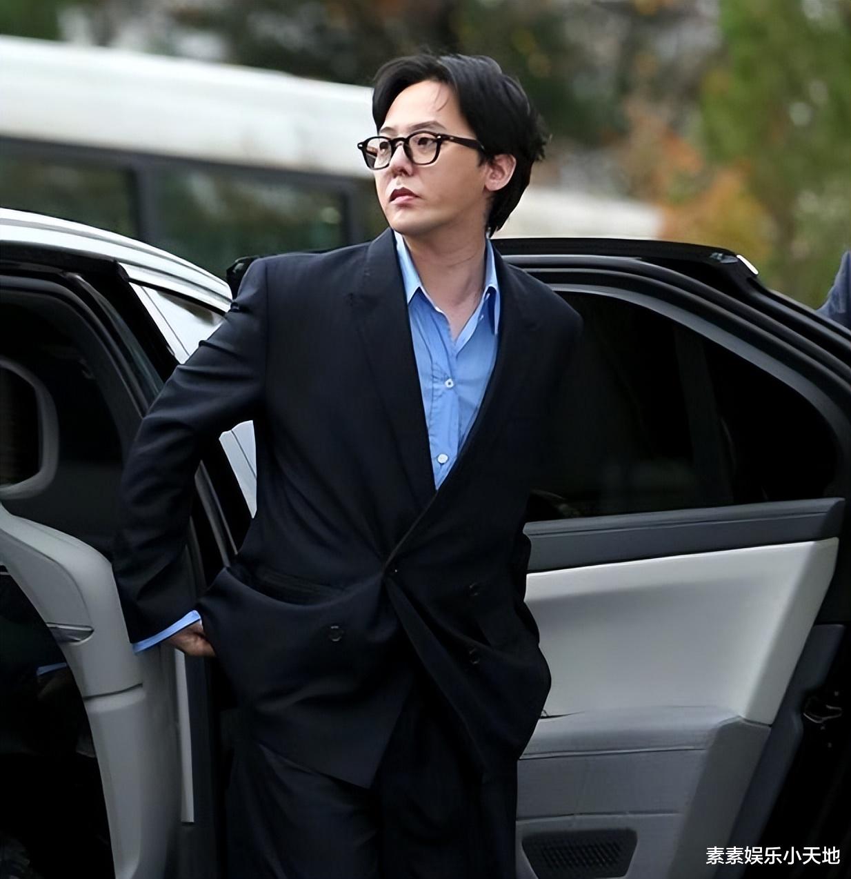 权志龙被曝吸毒后首现身，在警察厅前面带笑容，自信接受采访