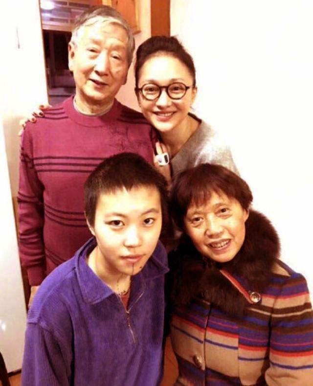 周迅|周迅:离婚让父母心痛,现在的爱情又让父母提心吊胆