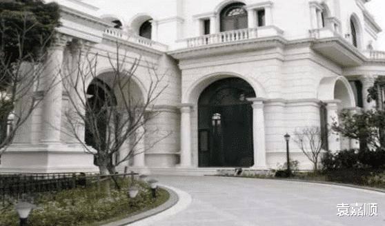 李连杰年轻时买下的3亿豪宅,被荒废后,保洁阿姨成“人生赢家”