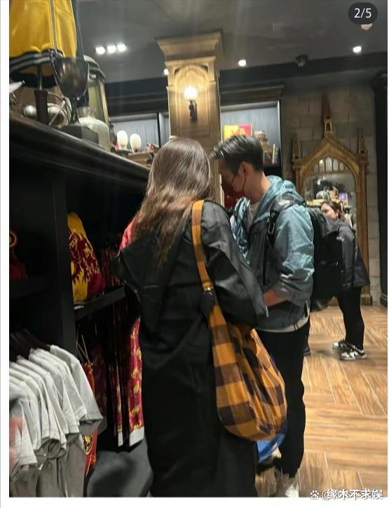 严宽一家3口被偶遇,44岁严宽变黑变壮,买东西看标签引争议!