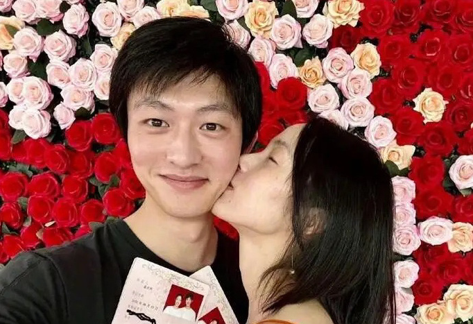 雎晓雯顺利蝉产女，金大川冷脸表情沉默，出院丢下妻子抱孩子离开