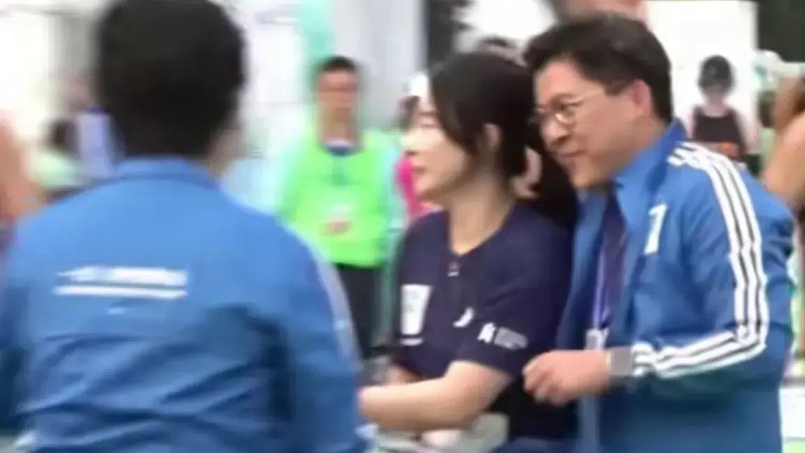 霍启刚郭晶晶参加香港马拉松，穿着朴素接地气，手牵手起步冲线