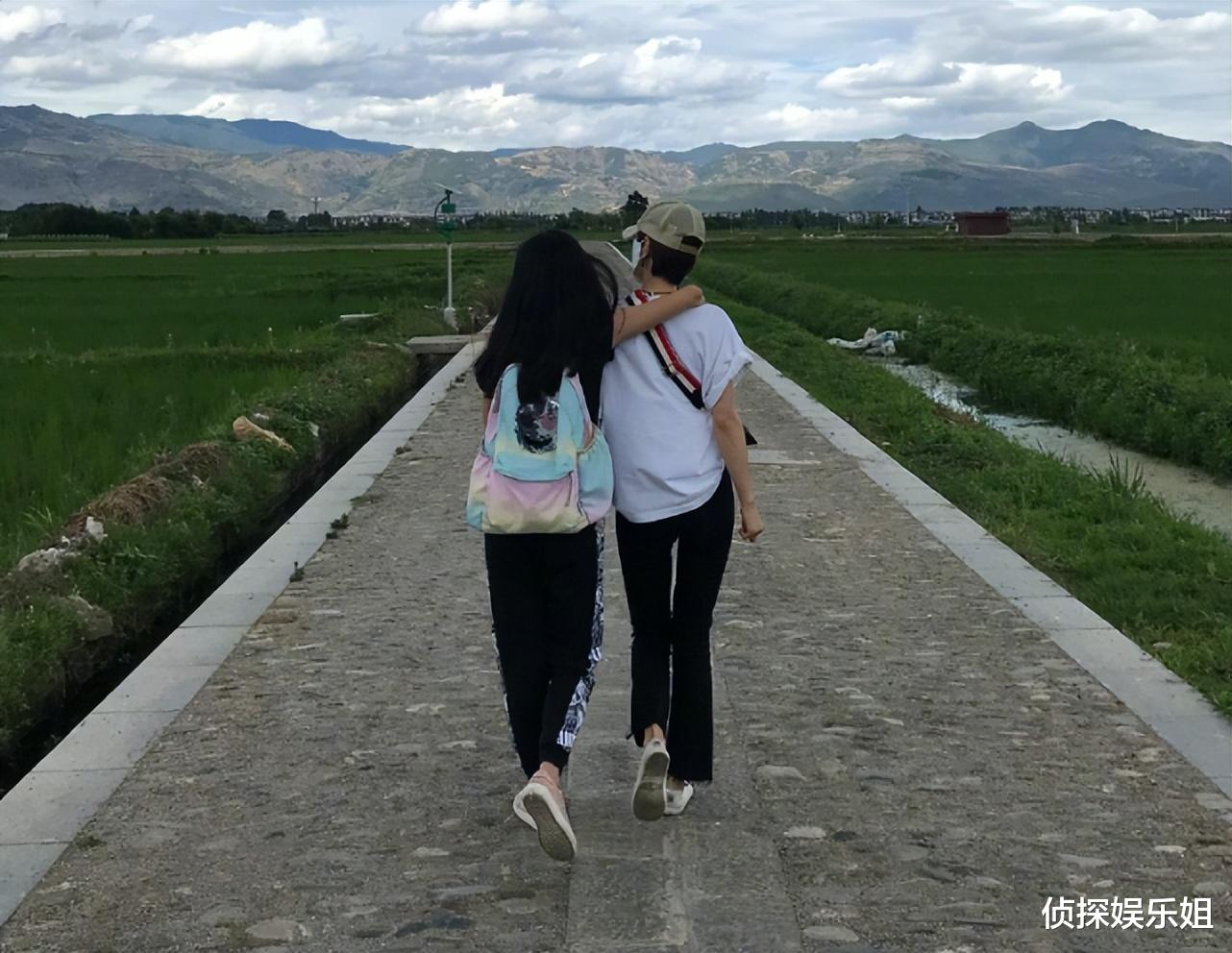 马伊琍|46岁马伊琍街边喝咖啡，穿拖鞋逗猫咪无明星包袱，打扮坐姿超随性