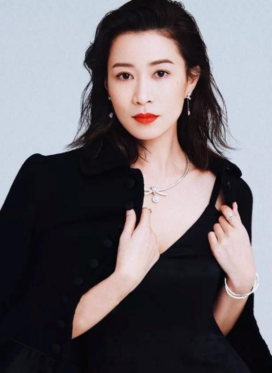 事实证明，48岁“无人敢娶”的佘诗曼，才是真正的人间清醒