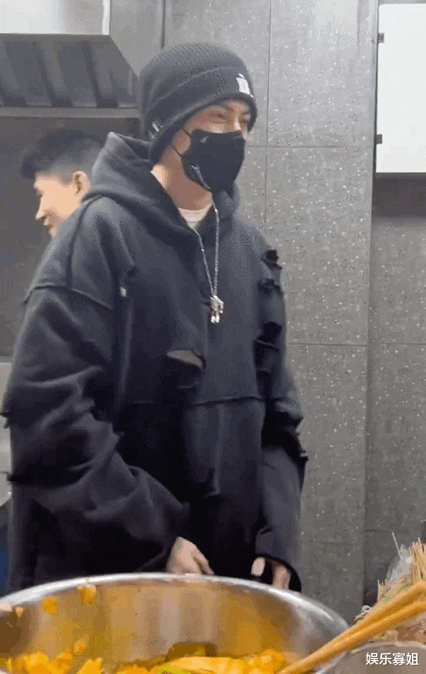 王鹤棣|王鹤棣去炸串店和粉丝打招呼,还说吃好喝好,有老板内味儿了