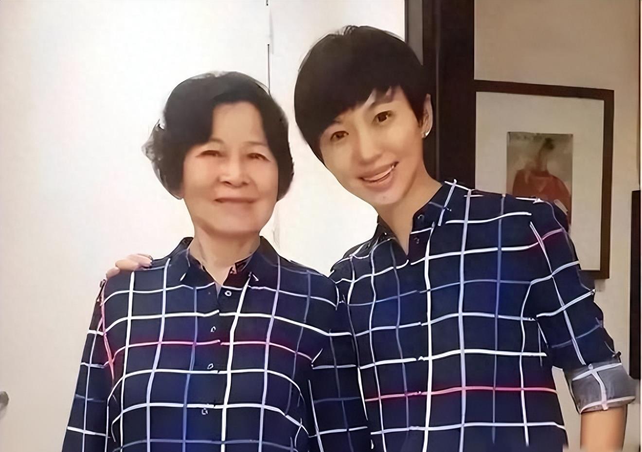 消失的7位央视主持人,鞠萍老态龙钟,而王小丫生病发福无人识别