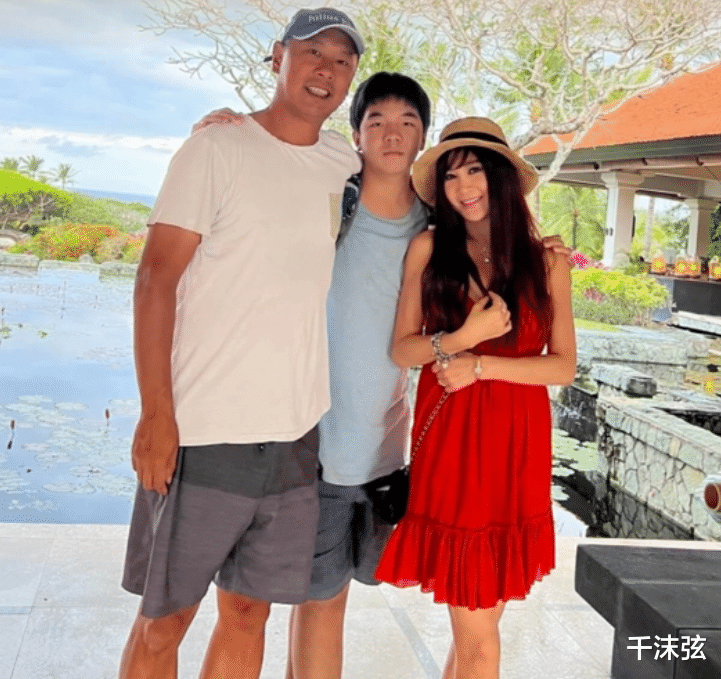 温碧霞|温碧霞日本买房被猜移居!泡露天温泉笑容甜,富商丈夫送卡通玩偶