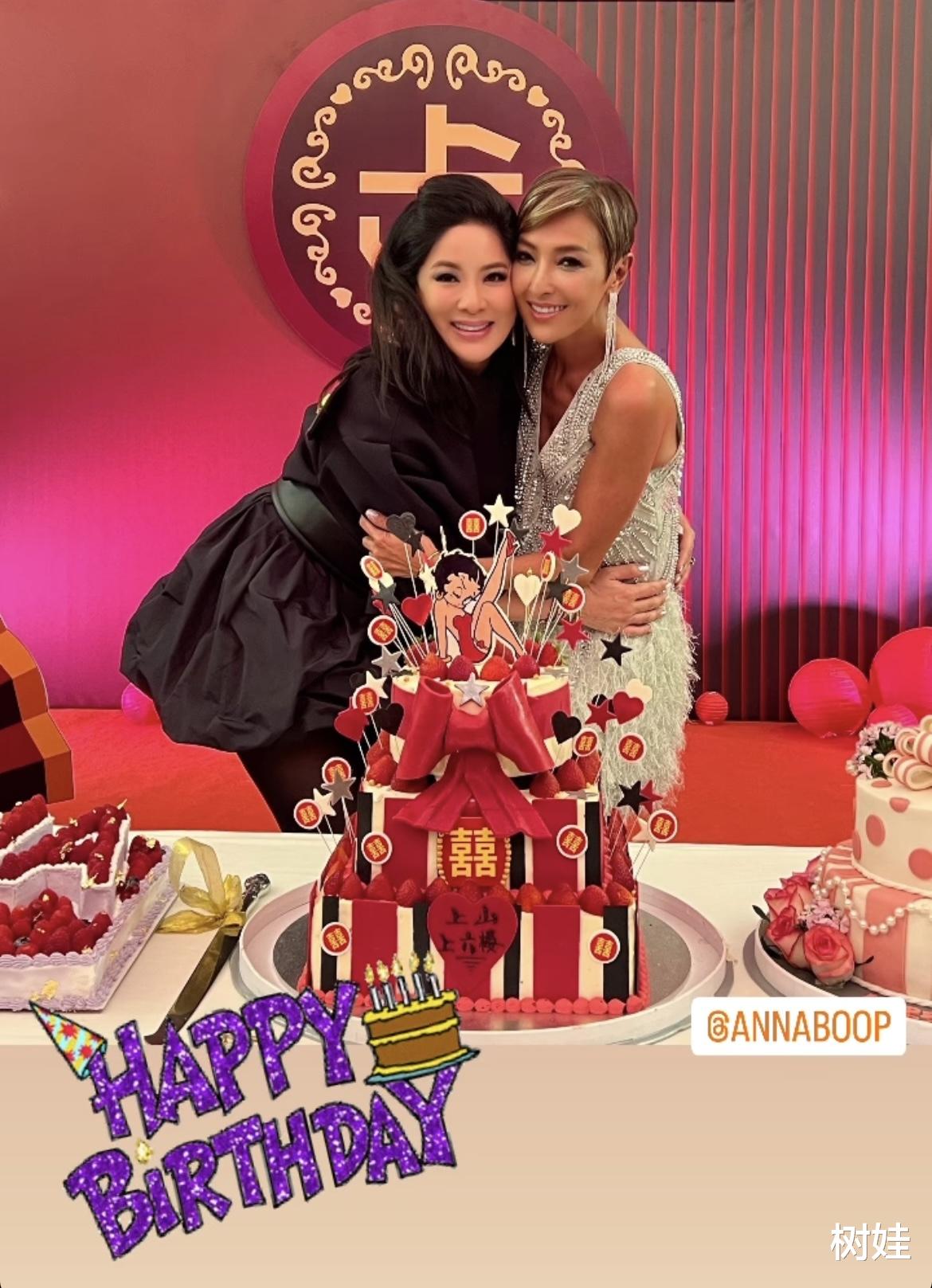 上山诗钠举办59岁生日宴，刘嘉玲梁朝伟现身，三人亲密合照感情好