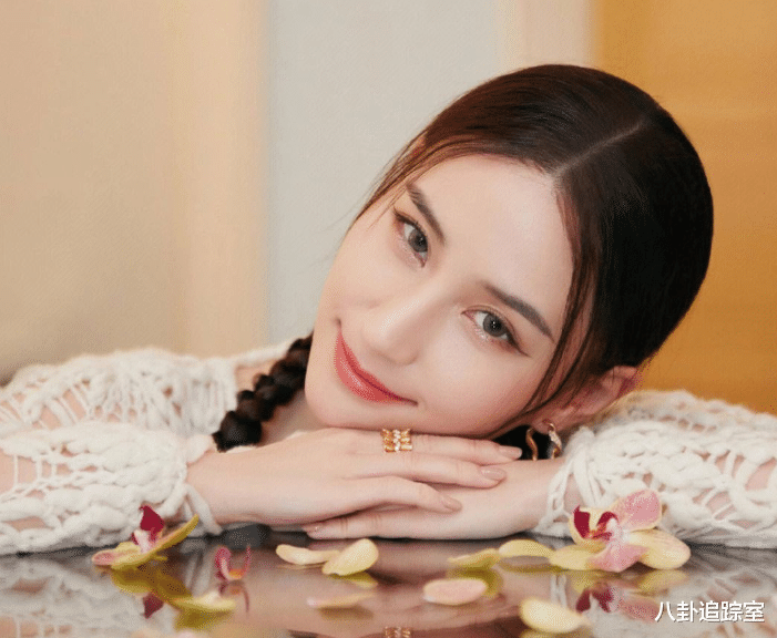 怀了?何超莲晒近照,素颜出镜满脸雀斑疑怀孕,400W钻石项链吸睛