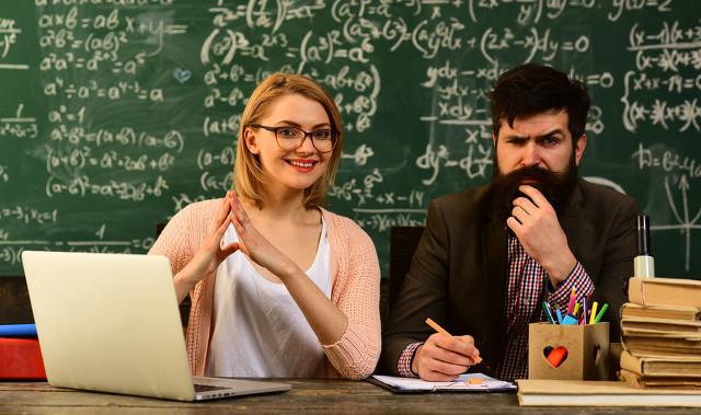 穿衣搭配|资深教师怒怼年轻教师,“你临时的你算个屁”,编制的优越感从何而来?