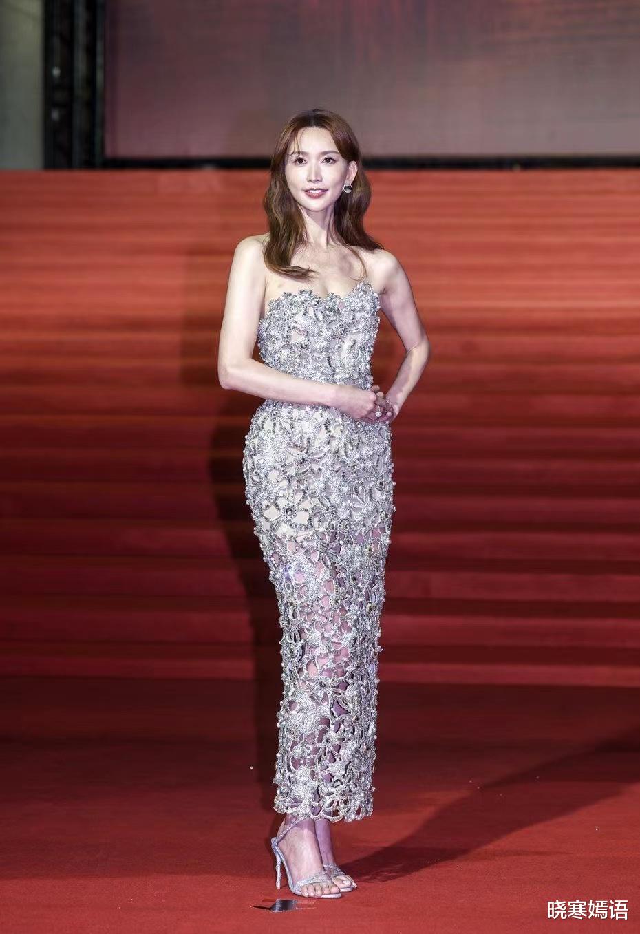 林志玲亮相金马奖，弯腰曲背小心翼翼，外貌大变样被指撞脸小S