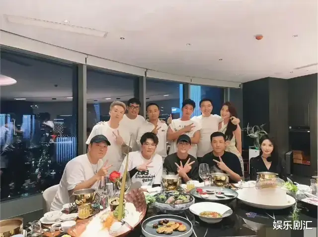 邓伦最新素颜照，身材发福胡子拉碴，与友人相聚坐C位，强颜欢笑