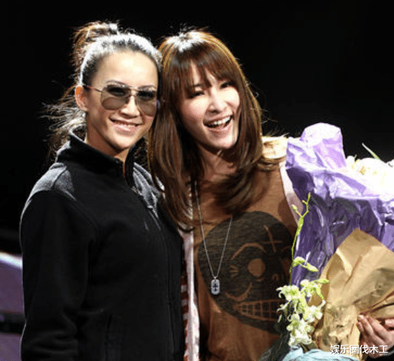 李玟轻生离世，萧亚轩痛哭不止，同病相怜患抑郁刚手术，网友担忧