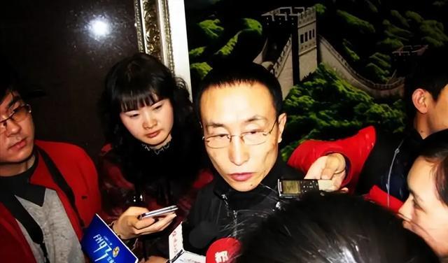 巩汉林|65岁巩汉林晒一家6口合照,儿子留须太不孝,豪宅过亿引一片骂声