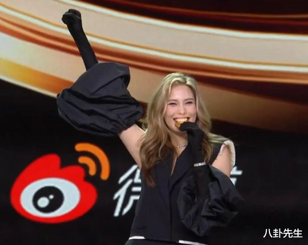 微博之夜|微博之夜丑造型真不少:刘亦菲关晓彤露肩裙显胖,谷爱凌袖套抢镜