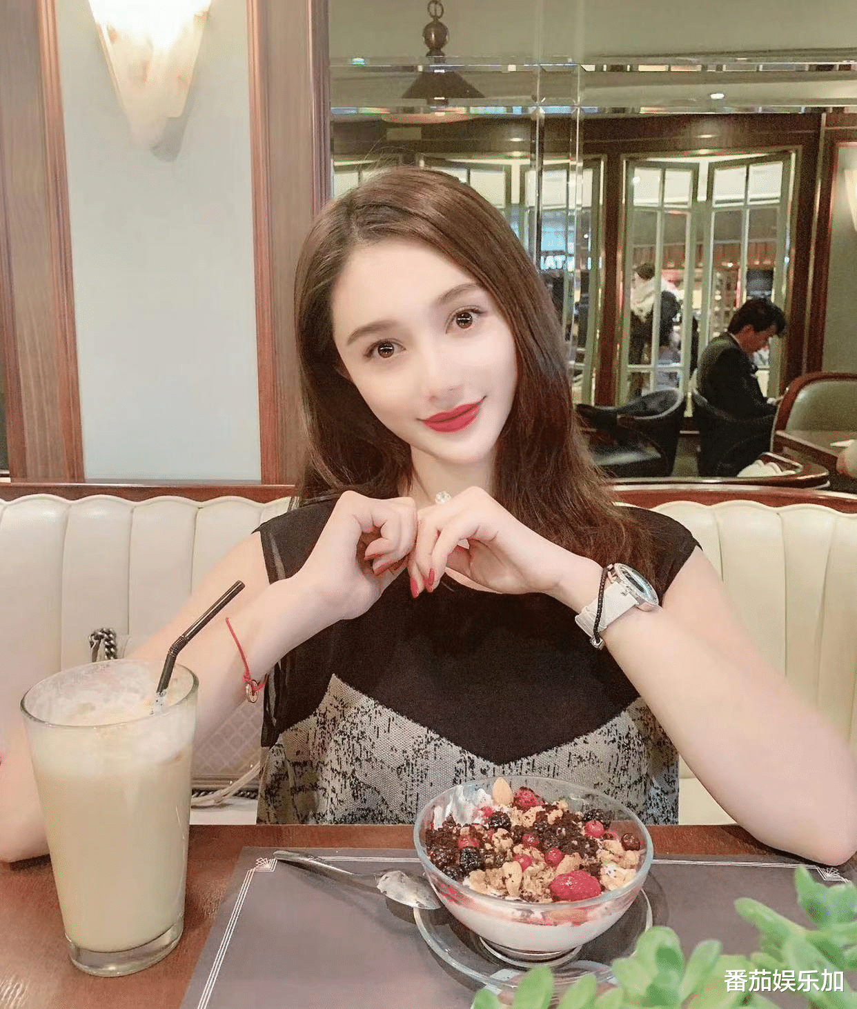 汤晶媚|黄晓明半夜与新女友狂嗨，面色憔悴显疲惫，女方精神焕发身材火辣