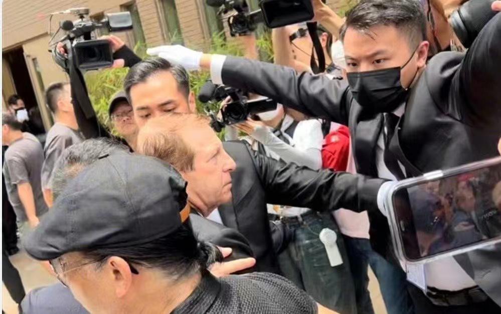 李玟人走茶凉？当年婚宴众星云集盛况不再，出殡仅三俩好友出席