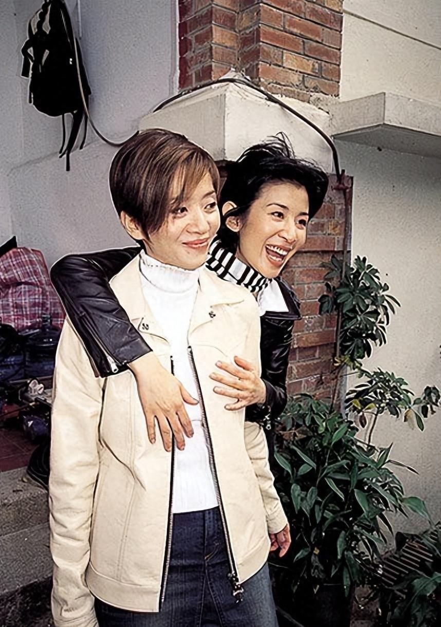 吴君如在香港街头可谓是赚足眼球！手拎30万高奢包，一头金发女人味十足