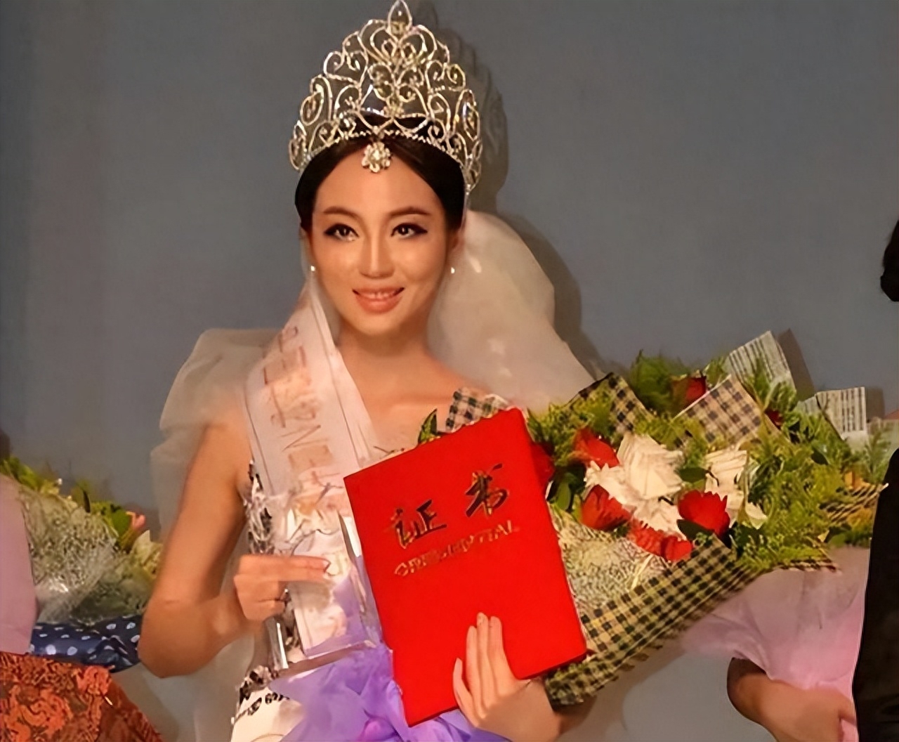 她是许家印花多少钱都留不住的女人，在许家印最辉煌时她选择离开