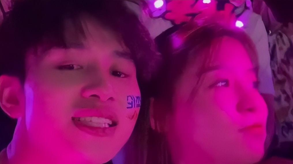 陪未婚妻看演唱会男孩溺亡！女方公开遗照，频繁更文被骂炒作