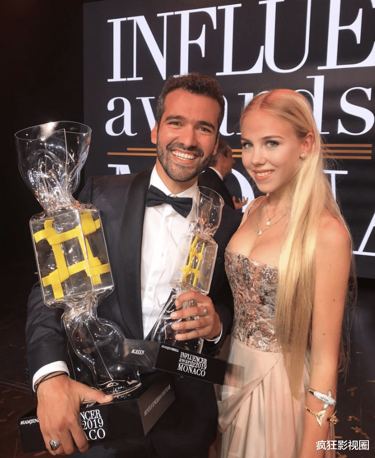 闯进顶级名媛圈,邱淑贞女儿和闺蜜晒近照,又一个王室公主