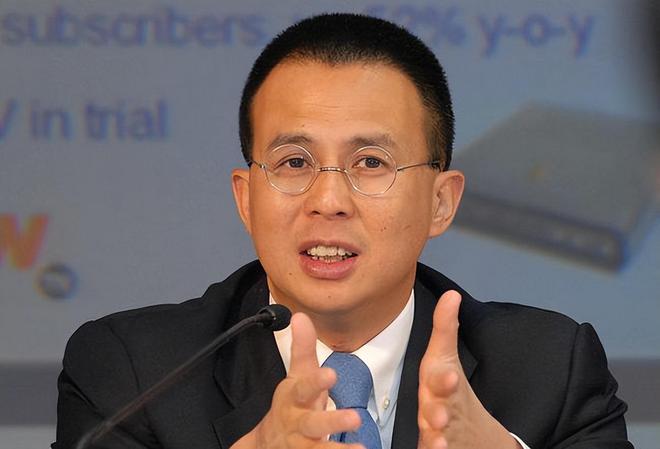 李泽楷|李泽楷：现身在内地！穿10万西服被嘲像观奇洋服，身旁白发女抢镜