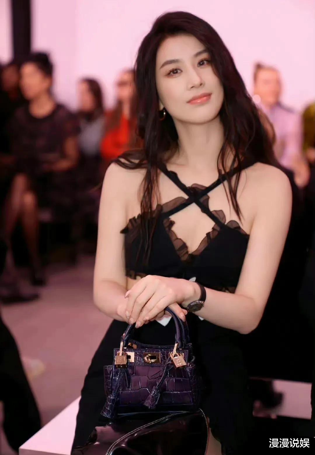 关晓彤|关晓彤巴黎时装周造型翻车,被吐槽没脖子,网友喊话造型师快转行